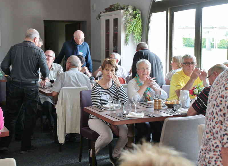 1_2 27 04 (Stephan).jpg - Les discussions s'animent...